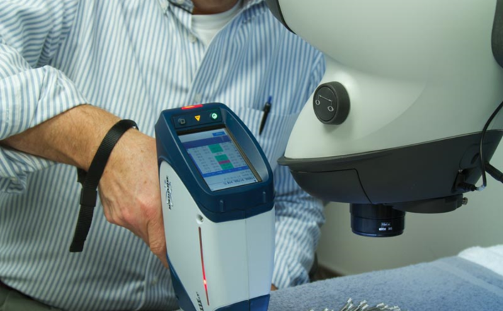 Thi&ecirc;́t bị quang ph&ocirc;̉ XRF c&acirc;̀m tay ph&acirc;n tích thành ph&acirc;̀n kim loại