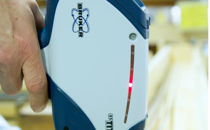 Thi&ecirc;́t bị quang ph&ocirc;̉ XRF c&acirc;̀m tay ph&acirc;n tích thành ph&acirc;̀n kim loại