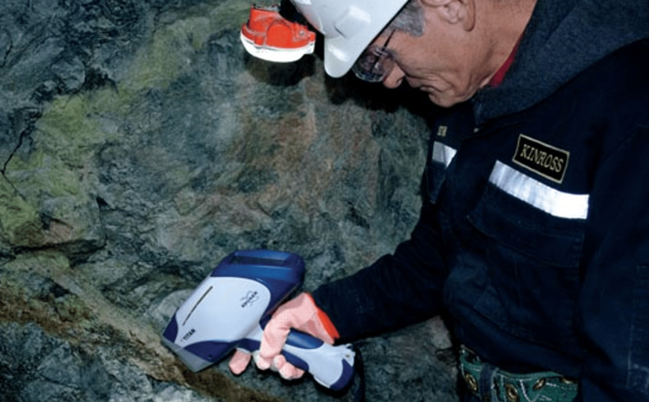 Thi&ecirc;́t bị quang ph&ocirc;̉ XRF c&acirc;̀m tay đa dụng