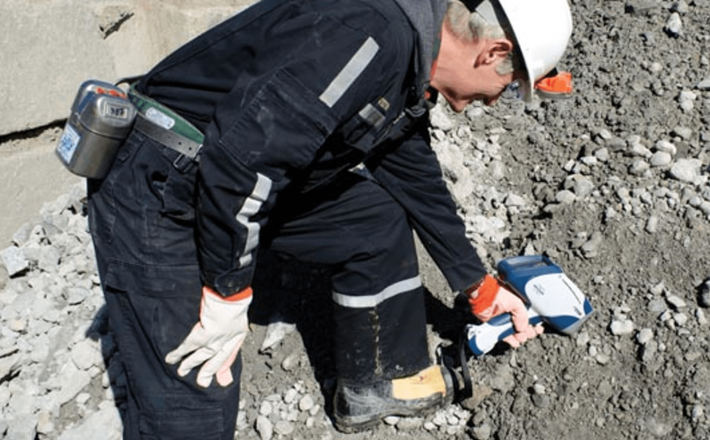 Thi&ecirc;́t bị quang ph&ocirc;̉ XRF c&acirc;̀m tay đa dụng
