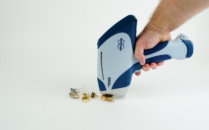 Thi&ecirc;́t bị quang ph&ocirc;̉ XRF c&acirc;̀m tay đa dụng