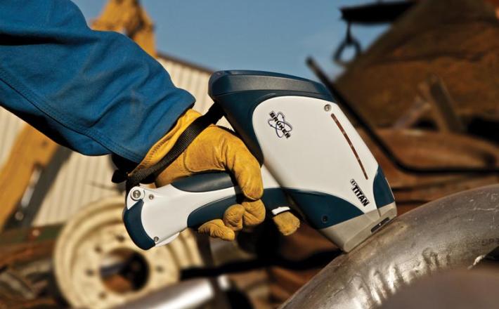 Thi&ecirc;́t bị quang ph&ocirc;̉ XRF c&acirc;̀m tay ph&acirc;n tích thành ph&acirc;̀n kim loại