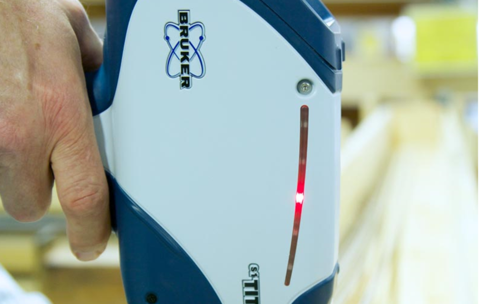 Thi&ecirc;́t bị quang ph&ocirc;̉ XRF c&acirc;̀m tay ph&acirc;n tích thành ph&acirc;̀n kim loại