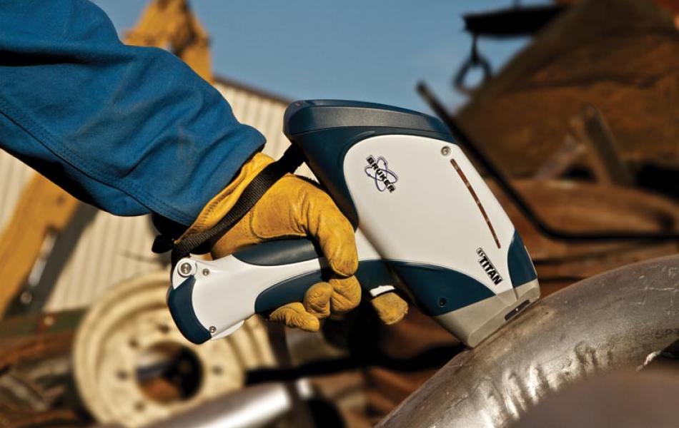 Thi&ecirc;́t bị quang ph&ocirc;̉ XRF c&acirc;̀m tay ph&acirc;n tích thành ph&acirc;̀n kim loại